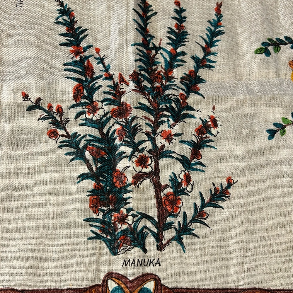 Vintage Maori New Zealand Taniwha Tablecloth or Hangable Tapestry - Picture 6 of 12